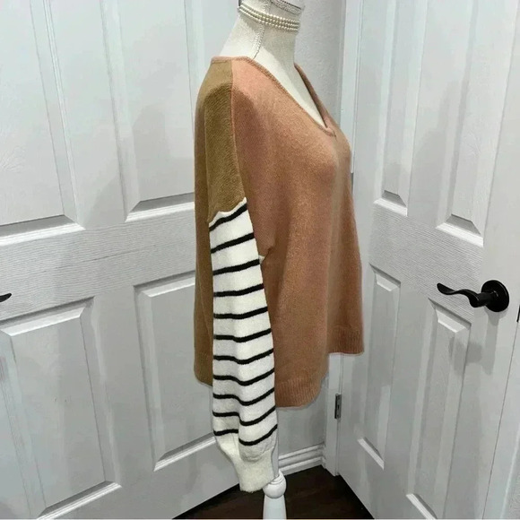 Very J size S mixed media v- neck sweater with light intentional piling. - Picture 4 of 7